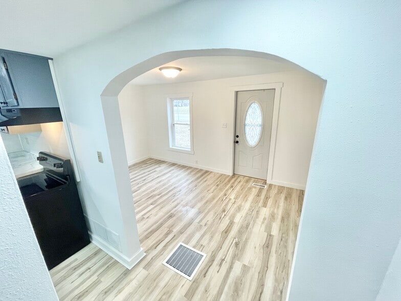 Building Photo - 210 Main St