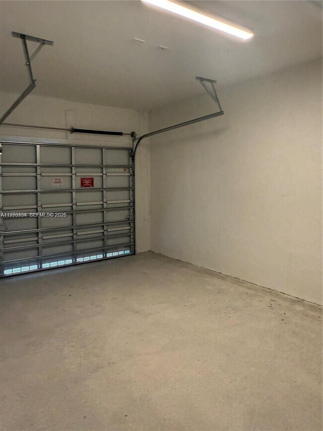 Building Photo - 621 SE 13th St Cir