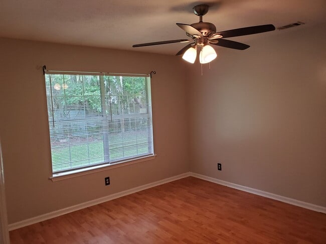 Building Photo - 3 bedroom, 2 bath off of White Bluff!
