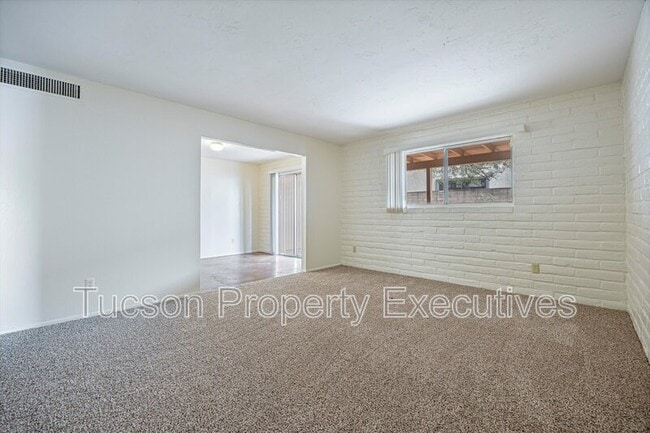 Building Photo - 3534 N Palmer Dr