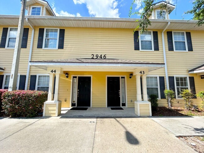 Building Photo - Chase Hollow #43