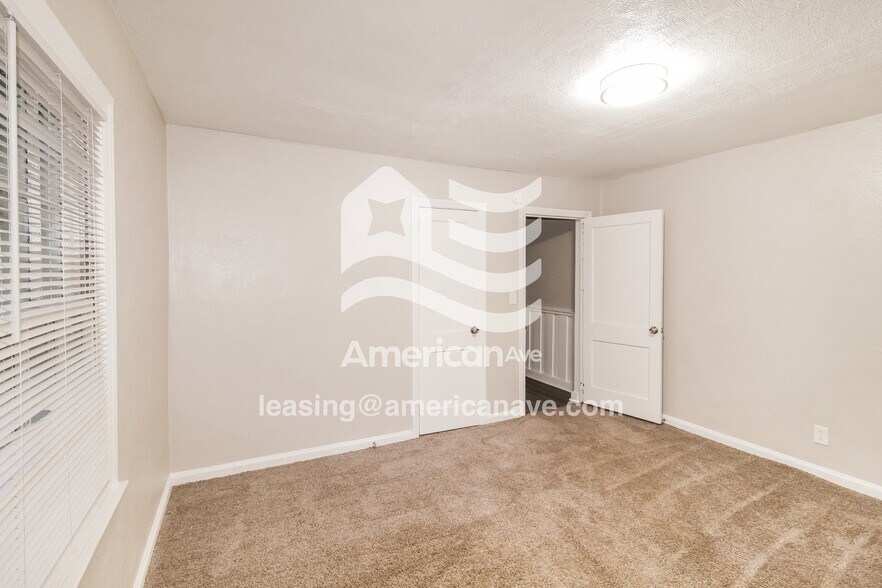 Building Photo - 914 Lamore St