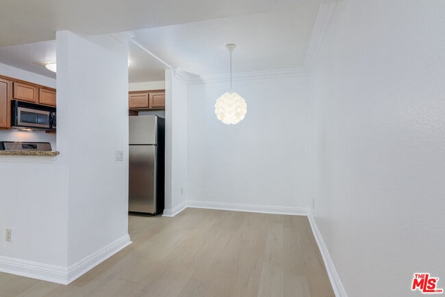 Building Photo - 355 N Maple St