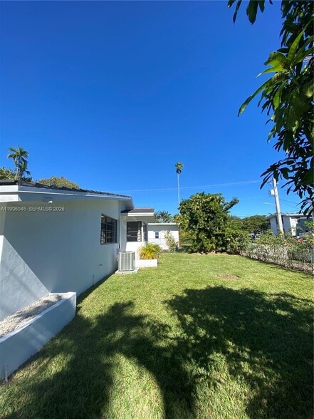 Building Photo - 1325 Marseille Dr