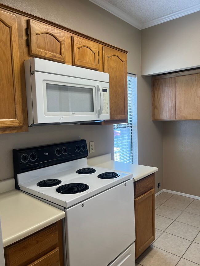 Building Photo - 1028 Mockingbird Ln