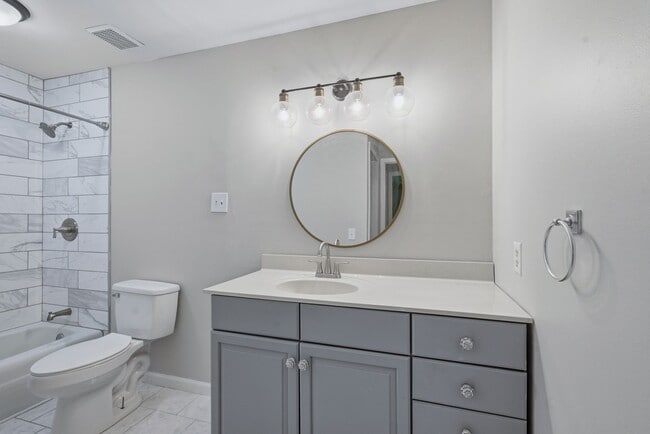 Building Photo - 815 Ashlawn Pl