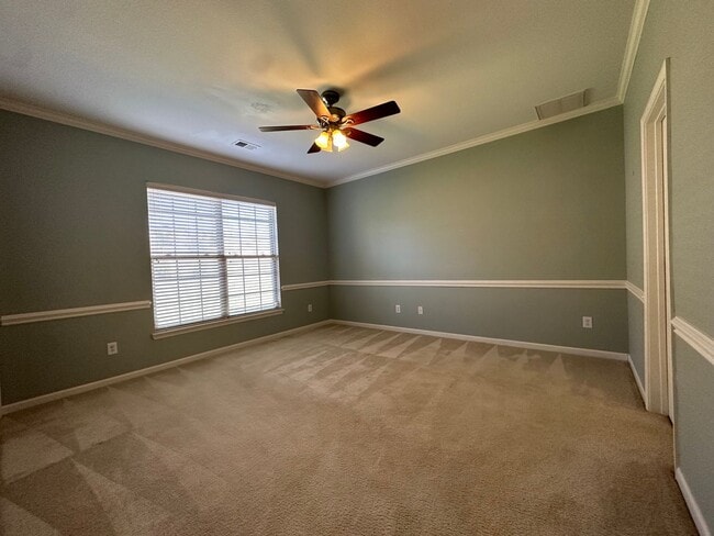 Building Photo - Townhome in a great location!