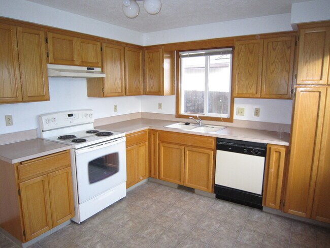 Building Photo - Three Bedroom in South Salem
