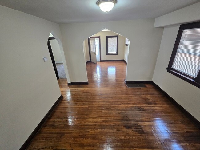 Building Photo - 2 Bedroom House