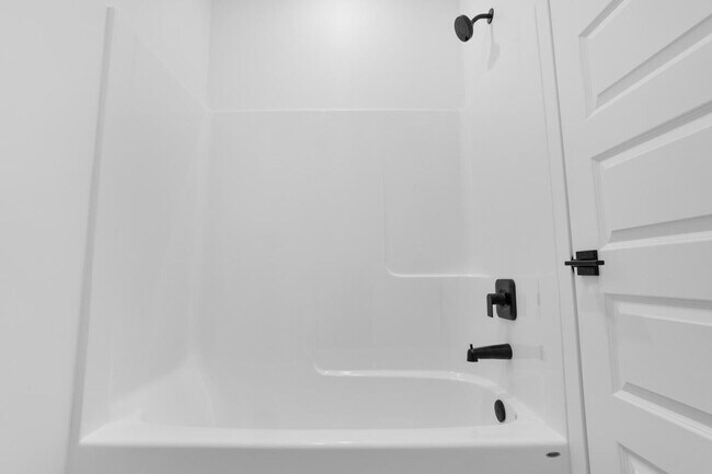 Building Photo - HURRICANE TOWNHOME!! Pet Friendly!