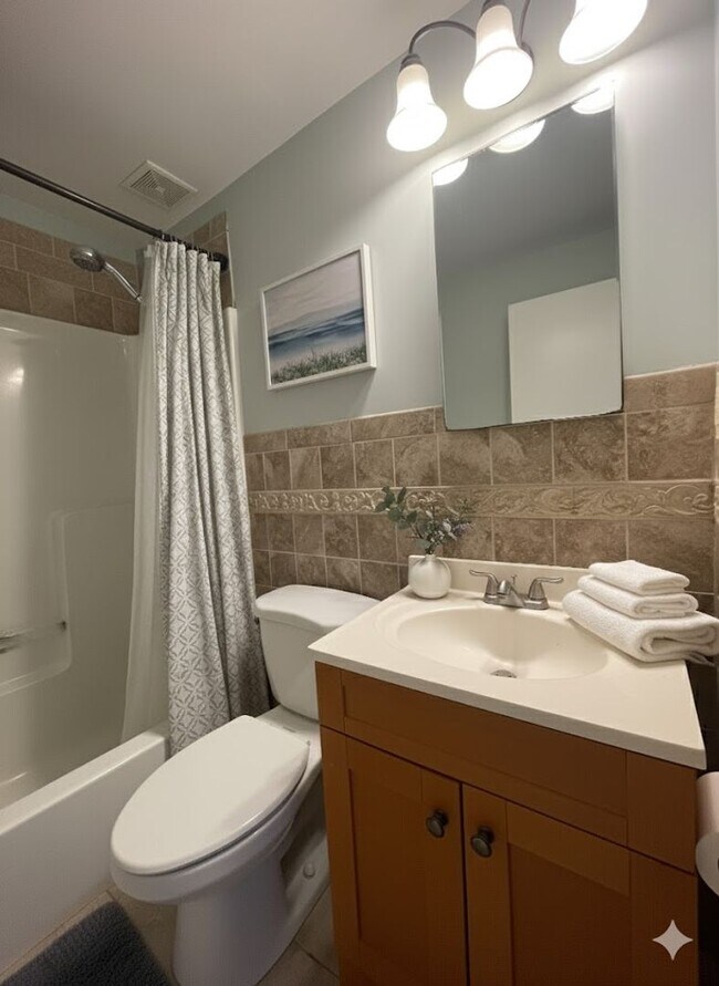 Building Photo - Recently updated 2 bedroom condo in charmi...
