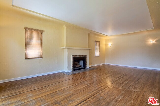 Building Photo - 1071 Cloverdale Ave