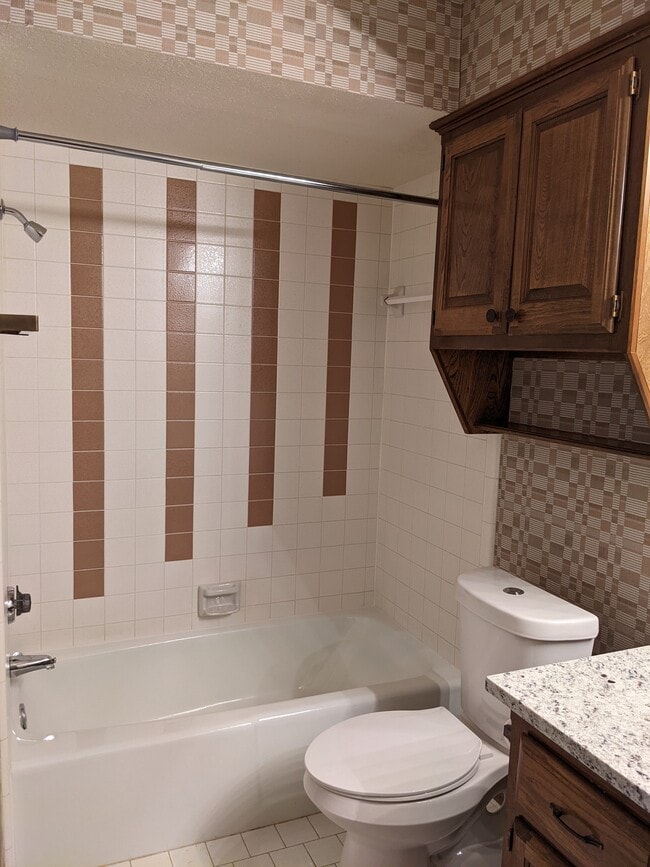 New toilet, Tub/Shower combination - 1618 Julie Plz