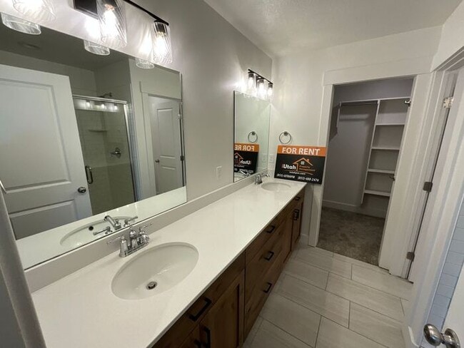 Building Photo - 3 bedroom 2.5 Bath Townhouse