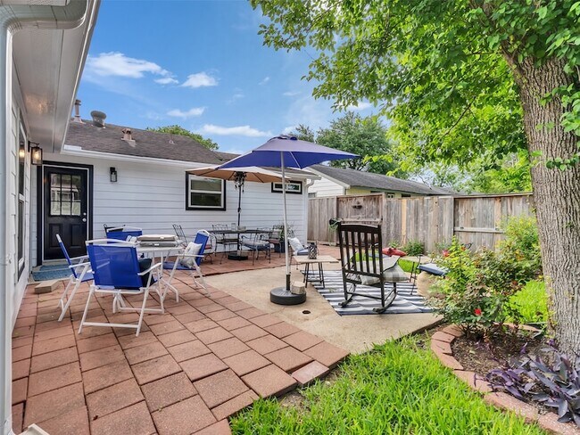 Building Photo - 10309 Chesterfield Dr