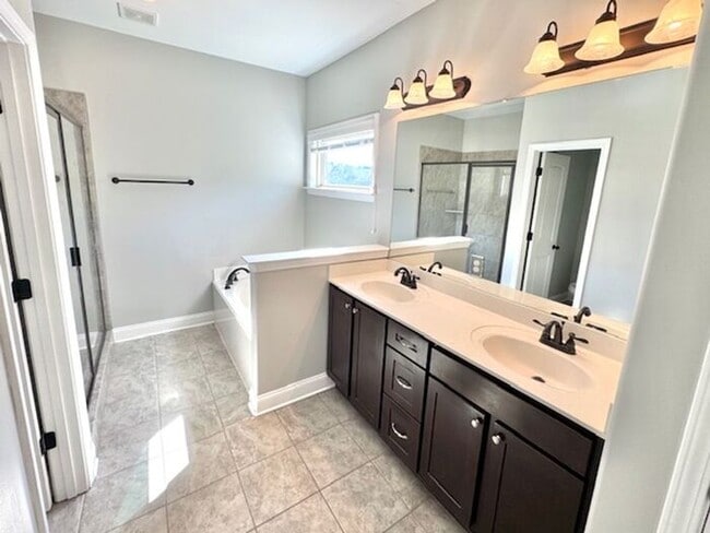 Building Photo - OPEN HOUSE! Now Leasing A Spacious 4 Bedro...