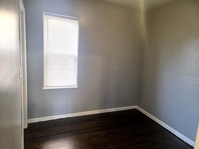Building Photo - 2530 S 60th Ct