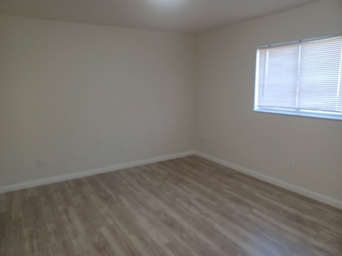 Building Photo - 3/2 Duplex w/ Garage.  Tenant occupied until 3/31/26.