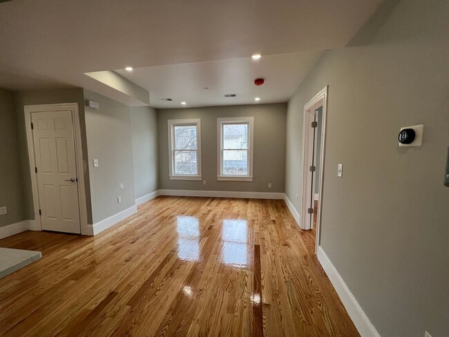 Building Photo - Large 2 Bedrooms Plus a Bonus Room. 2 Full...