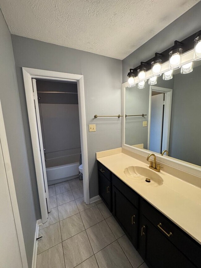 Building Photo - 2 bedroom/2.5 bath in Brentwood (Nipper's Corner)