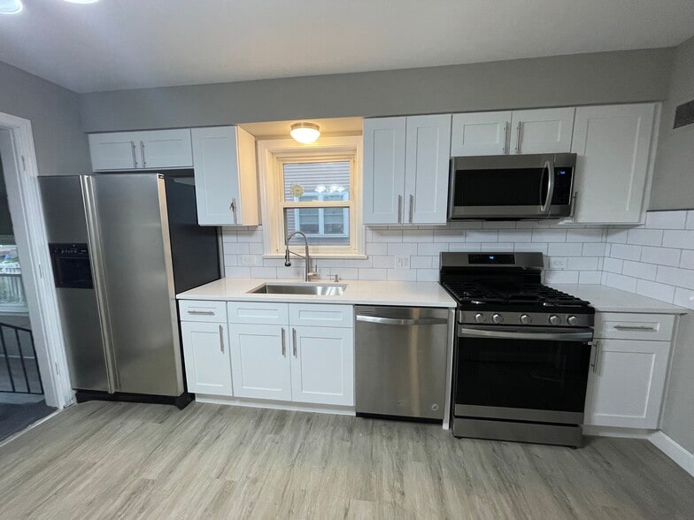 Kitchen view 5 - 1550 Oakwood Ave