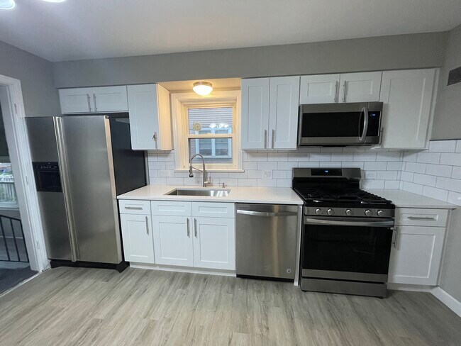 Kitchen view 5 - 1550 Oakwood Ave