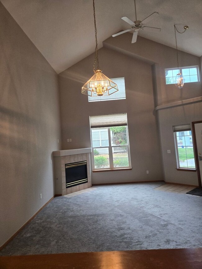 Building Photo - Bright and open Condo, walking distance to...