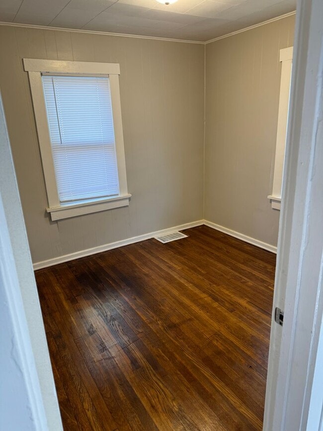 Building Photo - 2 Bedroom House - RENT SPECIAL!