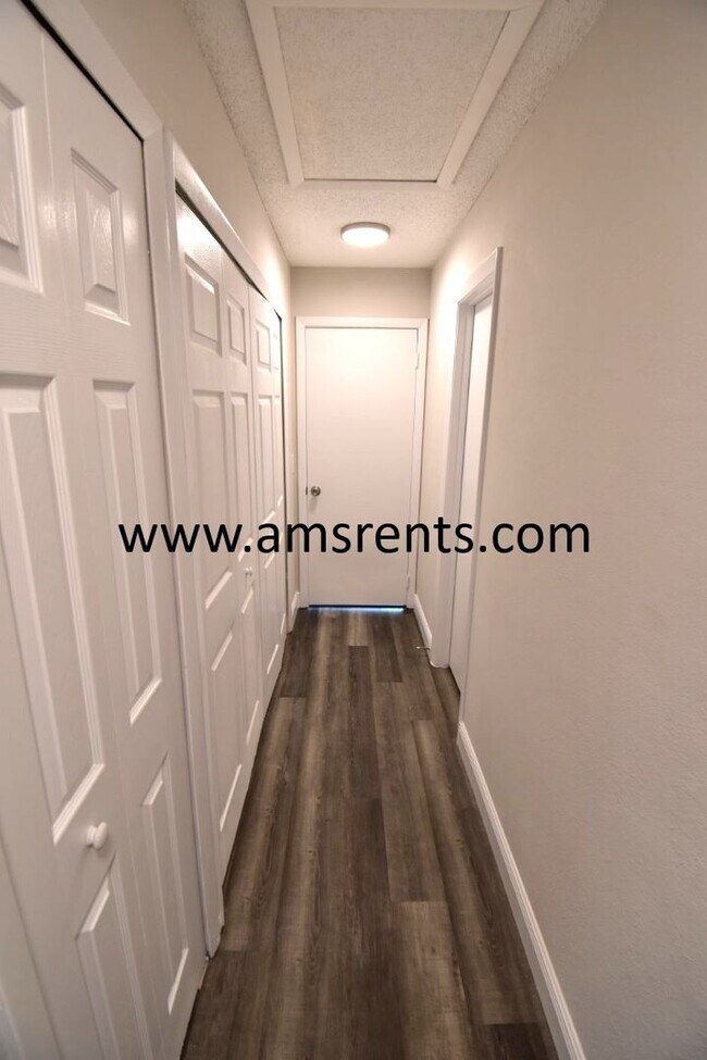 Building Photo - Spacious 3 bedroom Villa