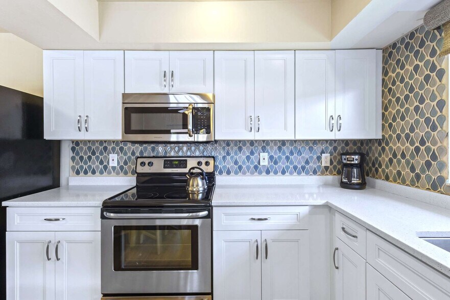 Building Photo - 663 106th Ave N