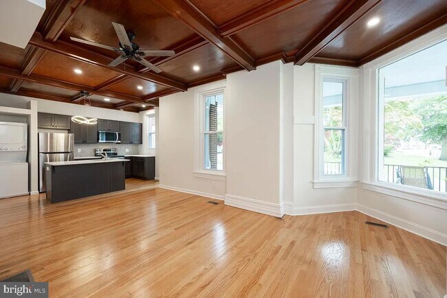 Building Photo - 554 Main St