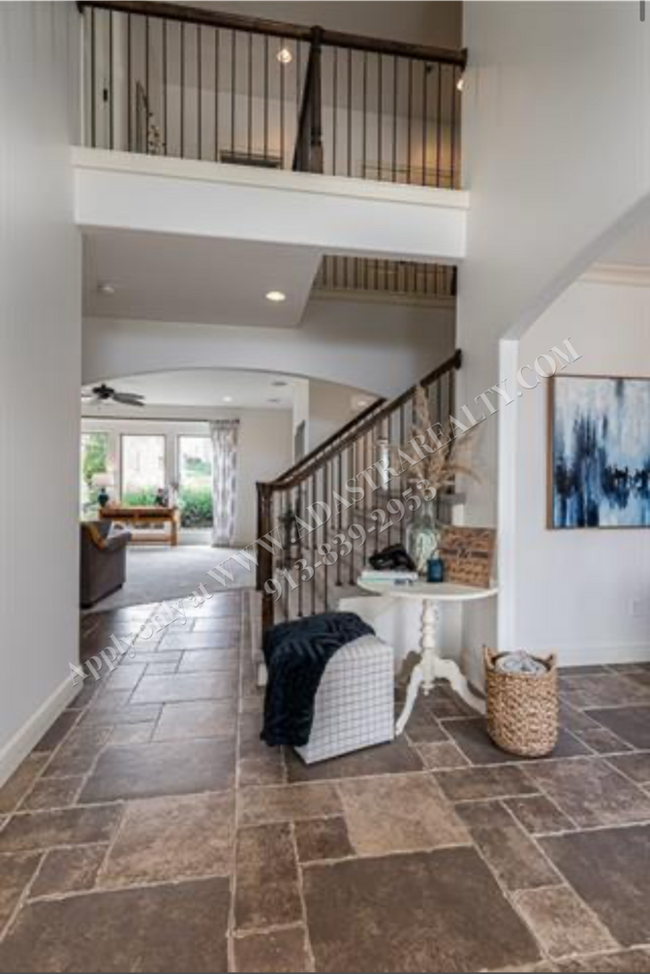 Building Photo - Gorgeous 5 Bed 5 Bath Home in Olathe-Avail...