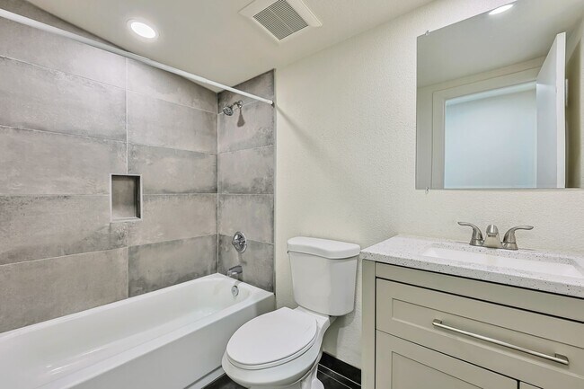 Building Photo - 727 E Vista Del Cerro Dr