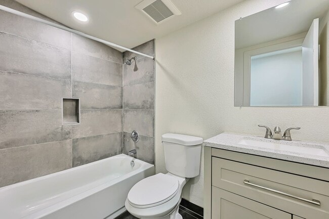 Building Photo - WALK TO ASU.  6 Bed 4 Bath right near campus