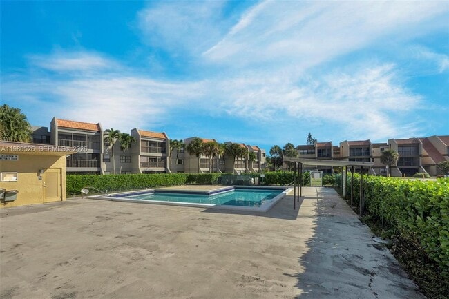 Building Photo - 230 Lakeview Dr