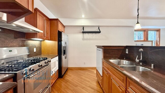 Building Photo - Contemporary Upper Broadway Terrace Four B...