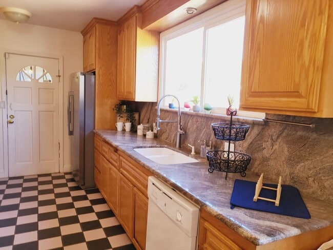 Building Photo - Charming Single Family Home