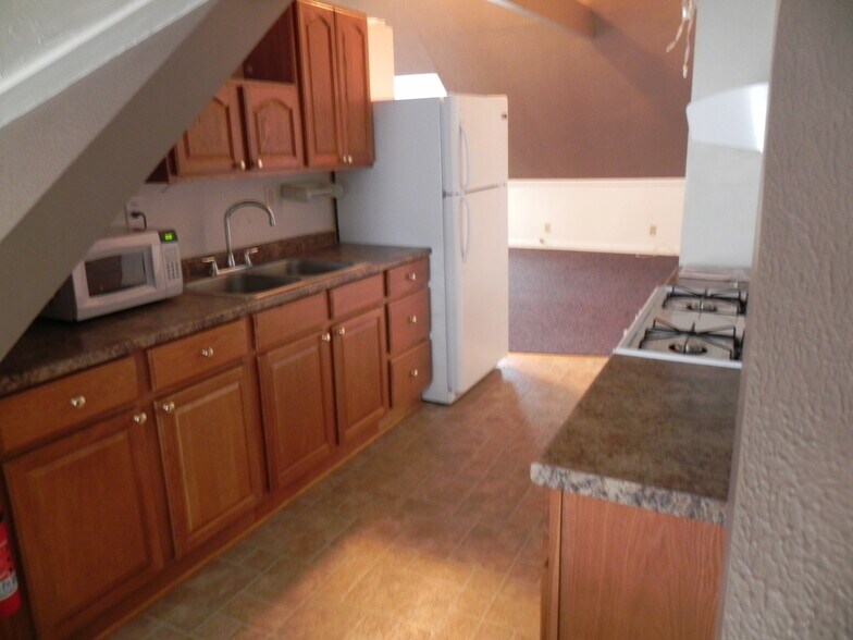 kitchen sink side - 84 S Brooklyn Ave