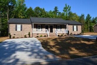 Building Photo - September 2nd - This 2 Bedroom 1 Bath Dupl...