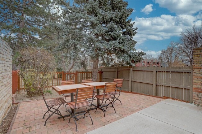 Building Photo - Stunning Remodeled Townhome in North Boulder