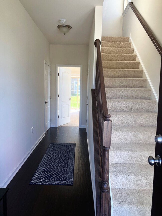 Building Photo - Beautiful End-Unit Townhome in New Post!