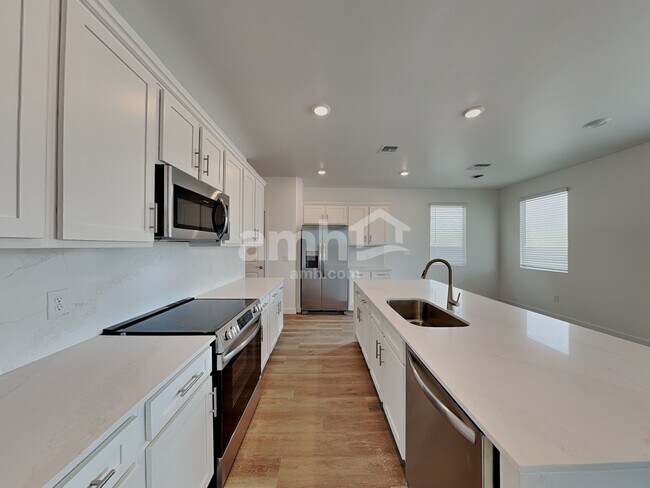 Building Photo - 9630 N Avenida Torcal