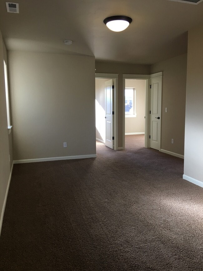 Building Photo - Gorgeous Newer Townhouse in NE Bend