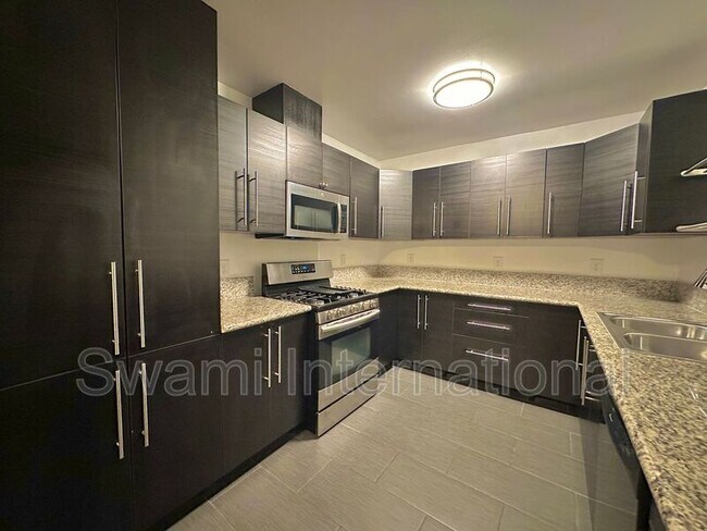 Building Photo - 674 W 27th St