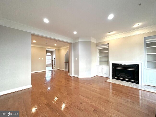 Building Photo - 11837 Regents Park Dr