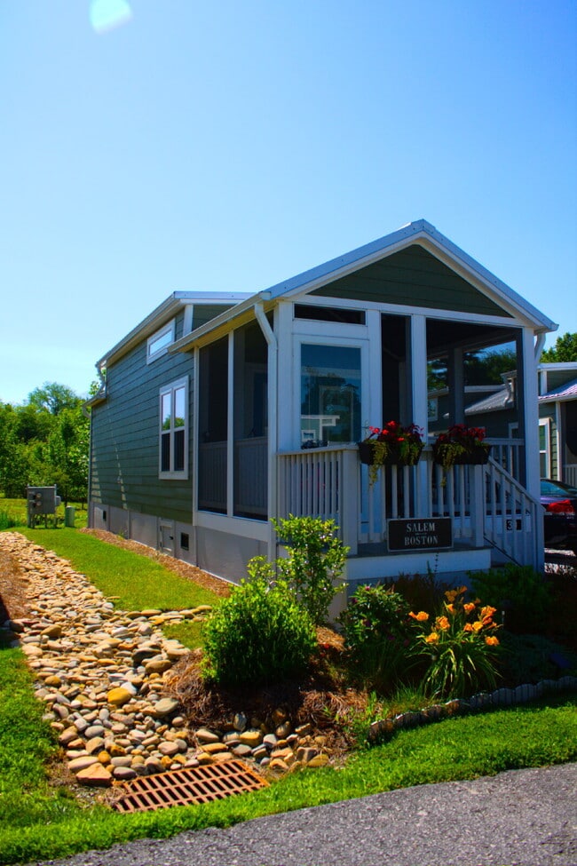 Building Photo - Charming Tiny Home in The Hamlet by Simple...