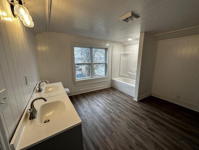 Building Photo - 304 N Roney St