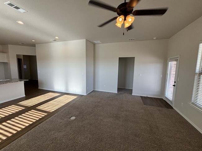 Building Photo - 3 bed 2 bath with 2 car garage located in ...