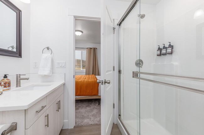 Building Photo - 3 bedrooms, 2.5 Baths w/Amazing Sunset Views!