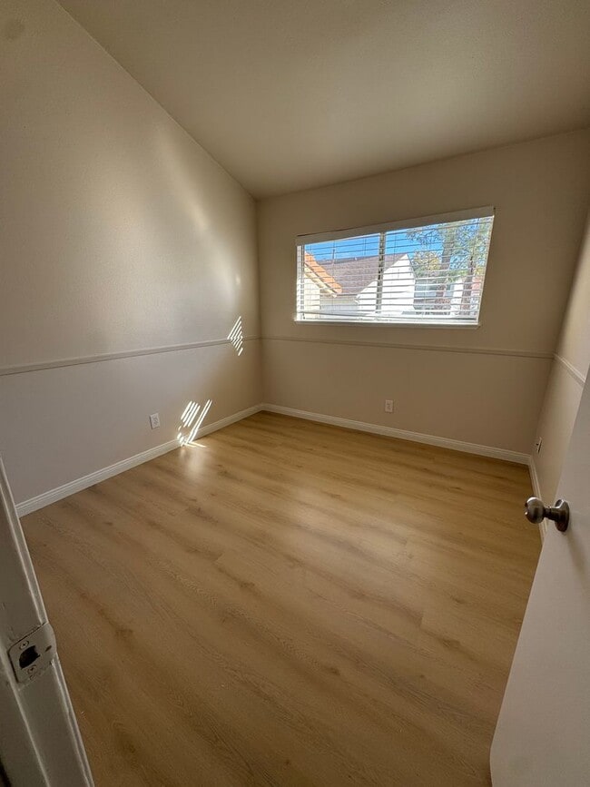 Building Photo - Bright, Updated Home Ready to Move In